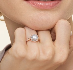 Anillo de Compromiso Vintage con Forma de Flor y Diamantes en Oro Blanco con Engaste Pavé y Corte Brillante Redondo para Mujer - Product Image 6