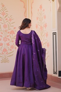 Últimas colecciones de vestidos Anarkali con bordados de cuentas elegantes para mujeres, ideales para bodas y festivales indios y pakistaníes. - Product Image 2