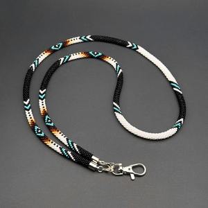 Chaîne de corps perlée faite à la main avec fermoir en argent, tissée avec un motif géométrique noir, blanc, turquoise, marron et orange, accessoire élégant - Product Image 1