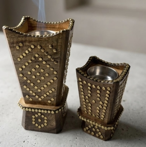 Quemador de Incienso Mubkhar de Madera de Acacia Hecho a Mano con Tachuelas de Latón, Ecológico, Porta Incienso Árabe para el Hogar, Personalizable - Product Image 1