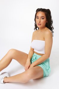 Conjunto de Top Corto Blanco sin Tirantes con Textura Acanalada y Pantalones Cortos Verde Menta por Encima de la Rodilla para Mujer, Ropa Casual de Primavera/Verano - Product Image 1