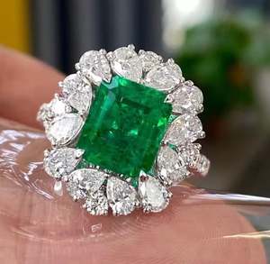 Anillo de Compromiso Clásico con Esmeralda Colombiana Cultivada en Laboratorio, en Plata de Ley 925 con Engaste de Puntas Chapadas en Oro, Anillo de Boda de Lujo - Product Image 3