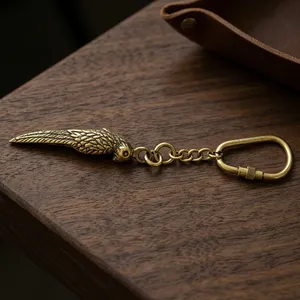 Llavero de ala de águila de latón dorado antiguo con detalles intrincados de plumas, anillo decorativo de metal, regalo único inspirado en aves - Product Image 3