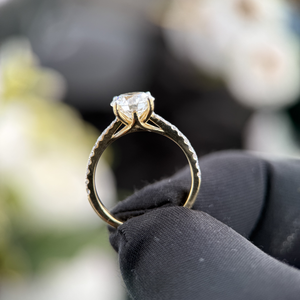 Anillo de Compromiso de Oro Amarillo de 14K con Diamante Cultivado en Laboratorio de Corte Redondo de 1.50 Quilates, Color D, Claridad VVS2, Certificado IGI, Anillo Solitario con Banda Pavé - Product Image 5