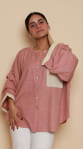 Chemisier en lin rose pour femme, chemise boutonnée à col rond avec poches contrastées et manches bouffantes, coupe ample à manches longues - Product Image 3