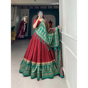 Atractivo rojo Tussar seda y estampado Lehenga Choli con Dupatta - Product Image 3