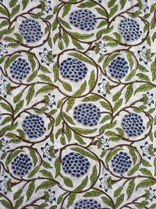 Tela de algodón estampada a mano con motivos de bayas azules – Material floral de Jaipur - Product Image 2