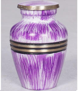 Urne funéraire moderne tendance en métal écologique avec des rayures vertes et blanches, bande en laiton noir, vase de table pour la décoration de la maison - Product Image 2