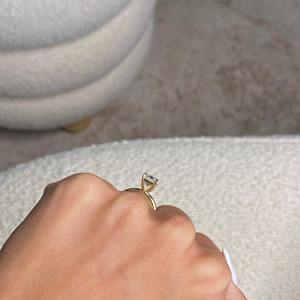 Anillo Solitario de Diamante Cultivado en Laboratorio con Corte Esmeralda de 2.50 Quilates _ D-VVS2 Certificado por IGI _ Anillo de Compromiso de Oro Amarillo de 18k - Product Image 3