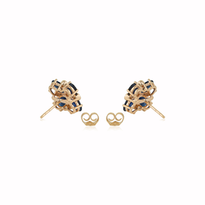 Boucles d'oreilles clous florales en or jaune 14 carats serties de saphirs bleus et de diamants, design inspiré de l'Art Déco, dernière collection, pour femmes, vente en gros, bijoux personnalisés - Product Image 6