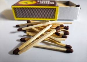 Cerillas de Seguridad de Madera de Alta Calidad, 100 Unidades por Caja, Impresión Personalizada, Resistentes a la Humedad, de Larga Duración, para Cocina y Hogar - Product Image 2