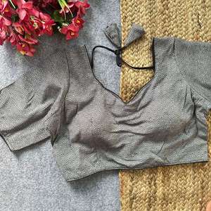 Blusa lista para usar de algodón y seda con trabajo Zari, diseño a cuadros, mangas cortas y cuello en V con detalles de lazo en la espalda. - Product Image 5
