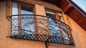 Rampe de balcon murale en fer forgé traditionnel, résistante à la rouille, finition thermolaquée, montage facile pour usage extérieur KHP - Product Image 2