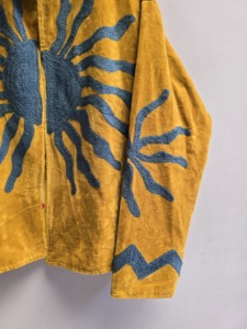 Veste Suzani en velours jaune moutarde pour femme, broderie artisanale bleue motif soleil, manteau ethnique bohème, vêtements d'extérieur de créateur en gros - Product Image 3