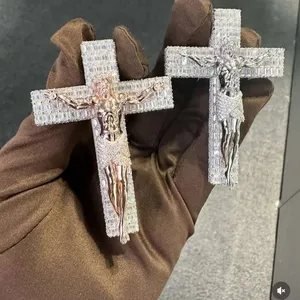 Elegante Colgante de Cruz Plateado con Moissanita de Dos Tonos y Corte Brillante, Diseño Detallado de Jesús, Joyería Religiosa Moderna Personalizada para Hombre - Product Image 1