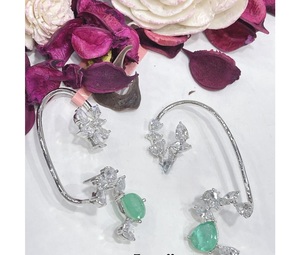 Pendientes elegantes con acabado plateado y circonitas de la mejor calidad para mujeres y niñas, ideales para looks de noche y fiestas. - Product Image 1