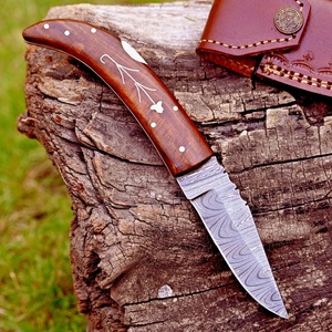 Couteau pliant artisanal de haute qualité en acier Damas de qualité industrielle, manche en bois, étui en cuir, personnalisable OEM, utilitaire de survie - Product Image 3