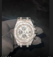 Reloj personalizado estilo hip hop para hombre con correa de caucho negra y diamantes de moissanita semi-incrustados. - Product Image 2