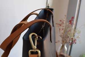 กระเป๋าถือหนังแท้สำหรับผู้หญิง ทำมือ สีพื้น พิมพ์โลโก้ตามสั่ง กระเป๋าสะพายไหล่ แฟชั่นผู้หญิง รุ่น LTB-0313 - Product Image 2