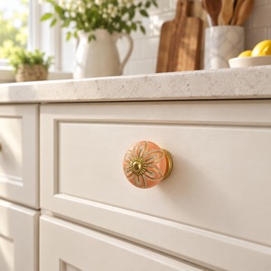 Pomo de Cerámica SHUBHAM con Diseño Floral de Melocotón y Base Dorada, Tirador Decorativo para Cajones y Muebles - Product Image 1