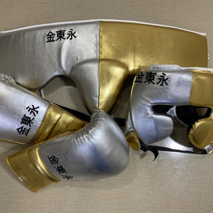 Nouvel ensemble de boxe en cuir multicolore de marque avec cible de frappe et équipement de protection pour l'entraînement de boxe - Product Image 1