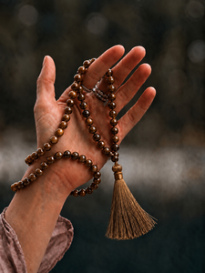 Collar de cuentas de rosario redondas hechas a mano con piedra ojo de tigre y borla, joyería religiosa de oración unisex - Product Image 1