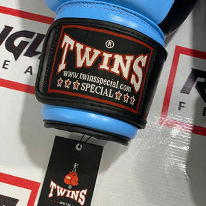 Guantes de Boxeo Twins Muay Thai Hechos a Mano con Cuero Genuino de Vaca, con Agarres para Sanda, Transpirables y que Absorben la Humedad - Product Image 6