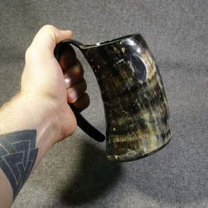 Tasses en corne d'inspiration patrimoniale offrant un charme du monde ancien pour les collectionneurs, avec des détails faits à la main, une forme traditionnelle et une valeur remarquable - Product Image 2