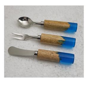 Ensemble de couverts élégant en acier inoxydable doré, 3 pièces, avec manches en bois naturel, parfait pour les dîners rustiques à la maison, les hôtels et les restaurants. - Product Image 3