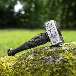 Marteau Viking gravé avec motif Yggdrasil, face carrée, acier au carbone, manche en bois, 12 pouces, texture antidérapante - Product Image 2