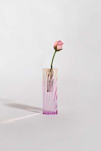 Jarrón de flores acrílico hecho a mano para decoración de estantes de sala de estar y exhibición elegante y moderna en el interior del hogar. - Product Image 1