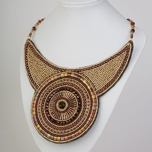 Collier artisanal en perles multicolores avec médaillon géométrique et franges, style tribal ethnique bohème, perles de rocaille - Product Image 5