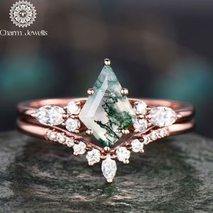 Bague de fiançailles pour femme en argent plaqué or rose avec moissanite taille coussin et pierre verte incrustée, sertie à griffes - Product Image 2