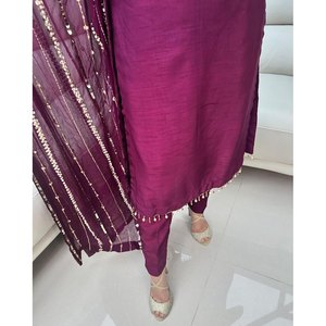 Fantaisie CHINON Broderie Séquence Perle Travail Haut et Bas avec Dupatta en Couleur Vin - Product Image 4