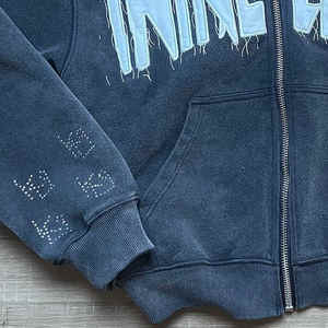 Sudadera con capucha personalizada de peso pesado con cremallera completa, estilo streetwear, con letras de aplique desgastadas, de felpa, vintage, lavada y oversize - Product Image 6