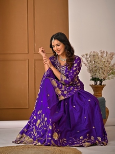 Majestuoso lehenga choli de seda chinnon morada con bordado de lentejuelas brillantes, mangas largas, atuendo étnico perfecto para bodas. - Product Image 3