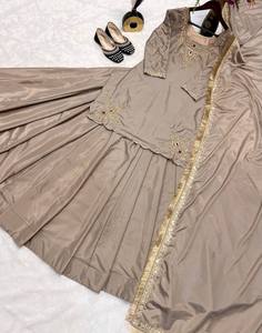 Robe de mariée indienne et pakistanaise traditionnelle pour femme, en soie rose poudré brodée, longueur ras du sol, avec bordure dorée, coupe ample - Product Image 3