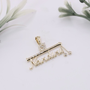 Pendentif Flûte Personnalisé en Diamant de Laboratoire avec Nom, Lettre Cursive, Krishna, Bansuri, Plume de Paon, Or, Luxe, Brillant - Product Image 4