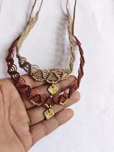 Collier en macramé fait main, style bohème tribal ethnique, avec pendentif en cordon tressé et breloque en laiton, cadeau artisanal - Product Image 1