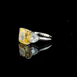 Bague de fiançailles en or blanc massif 18 carats avec trois pierres de diamant, 3,00 carats, jaune vif fantaisie, taille coussin, taille cœur, pierres latérales en diamant - Product Image 3