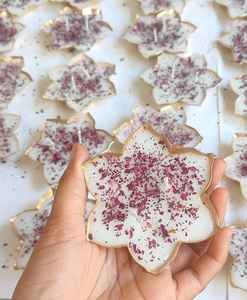 Precio al por mayor: Vela aromática decorativa de metal Urli con pétalos de rosa, mezcla de soja, hecha a mano, de larga duración, con aroma a rosa, logotipo personalizado - Product Image 1