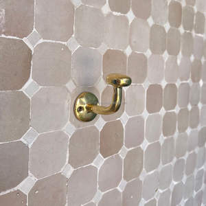 Crochets muraux en laiton conçus pour résister à une utilisation fréquente dans des environnements exigeants avec des normes de durabilité de stockage mural de qualité - Product Image 1