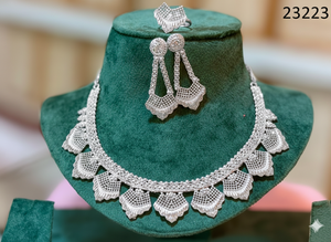 Ensemble collier ras-de-cou plaqué or à motif floral avec boucles d'oreilles et bague assorties |   Modèle traditionnel indien en gros 23219 - Product Image 4