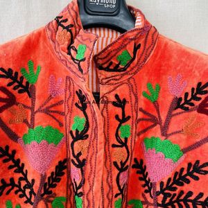 Chaqueta de algodón Suzani hecha a mano en India, chaqueta corta bordada a mano, abrigo unisex, chaqueta corta Suzani hecha a mano - Product Image 4