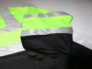 Camisetas de alta visibilidad para hombre y mujer en verde neón brillante y negro, con hilos finos para hombre y mujer. - Product Image 3