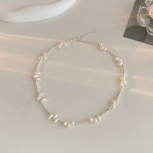 สร้อยคอมุกน้ำจืดสไตล์บาโรก รูปทรงเม็ดข้าวไม่สม่ำเสมอ ประดับด้วยลูกปัดทองแดงแบบอินเทอร์เน็ตเรด ดีไซน์เก๋ สร้อยคอประดับกระดูกไหปลาร้า - Product Image 1