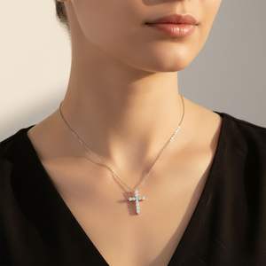 Collar con colgante de cruz con diamantes redondos brillantes de 0.90 CTW - Product Image 6