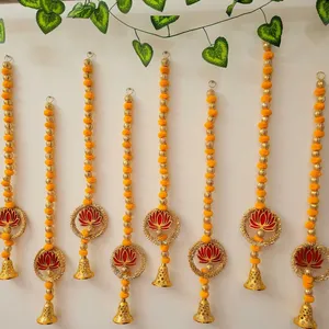 Guirnalda Colgante de Flores con Cuentas Naranjas y Campanas Doradas, Decoración Tradicional para Escaleras en Diwali - Product Image 1