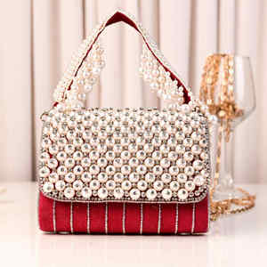 Sac de soirée élégant rouge orné de perles avec fermeture à rabat et bandoulière chaîne - Product Image 1