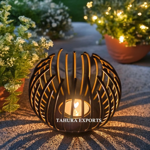 Bougeoir de style cage compact à la demande avec cadre court et look raffiné pour une lumière d'accent douce dans une petite pièce tranquille - Product Image 1